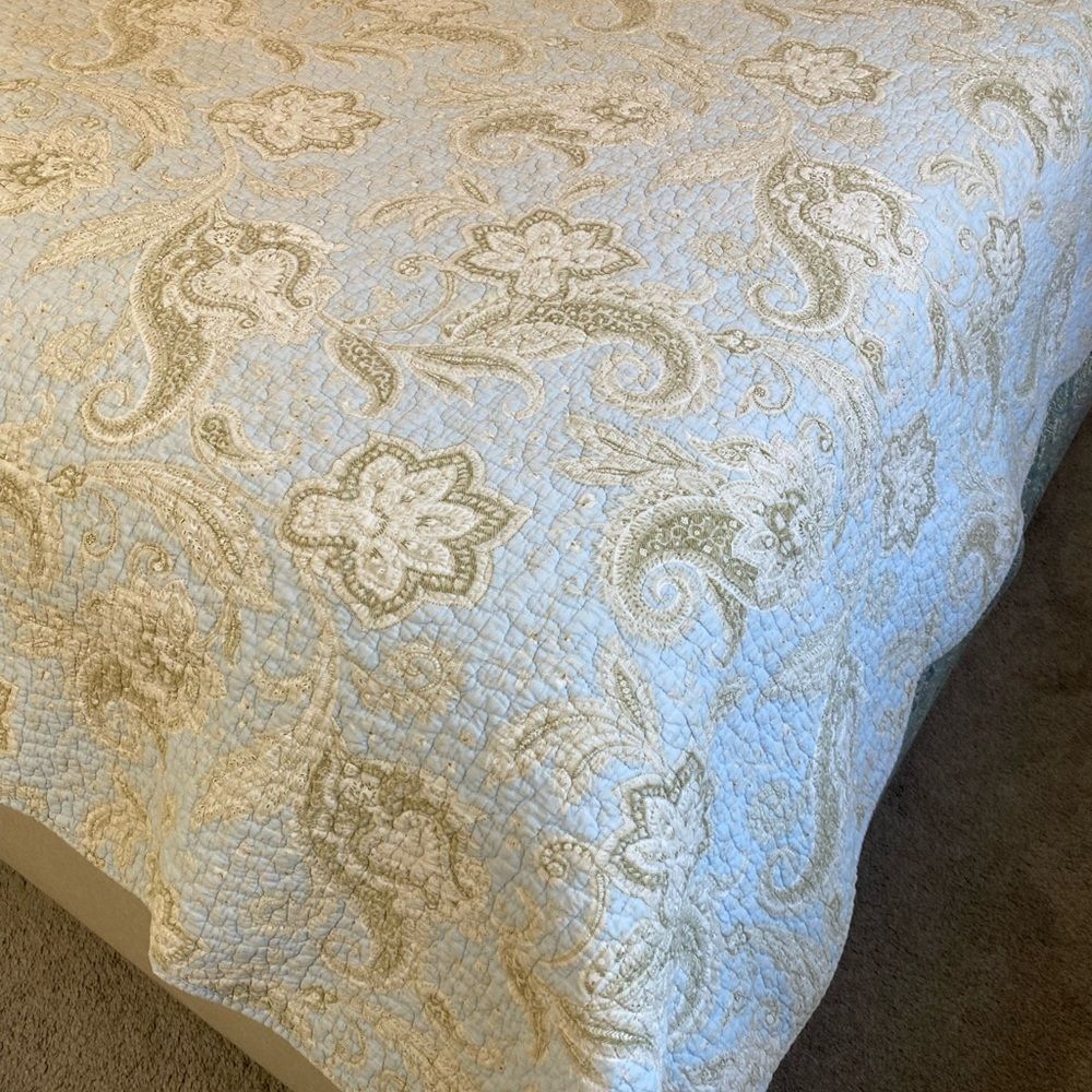 Elegant Paisley Vintage Quilt in Cream and Tan Queen